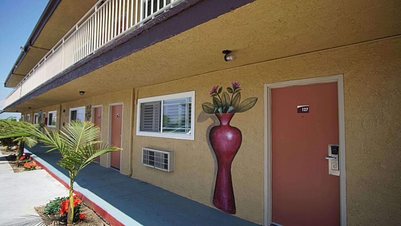 Los Angeles Inn & Suites - Lax West Athens Bagian luar foto