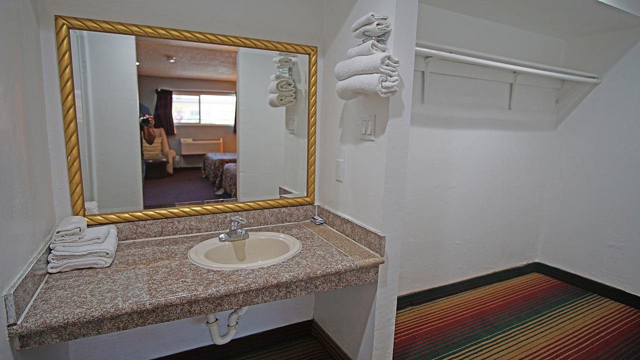 Los Angeles Inn & Suites - Lax West Athens Bagian luar foto